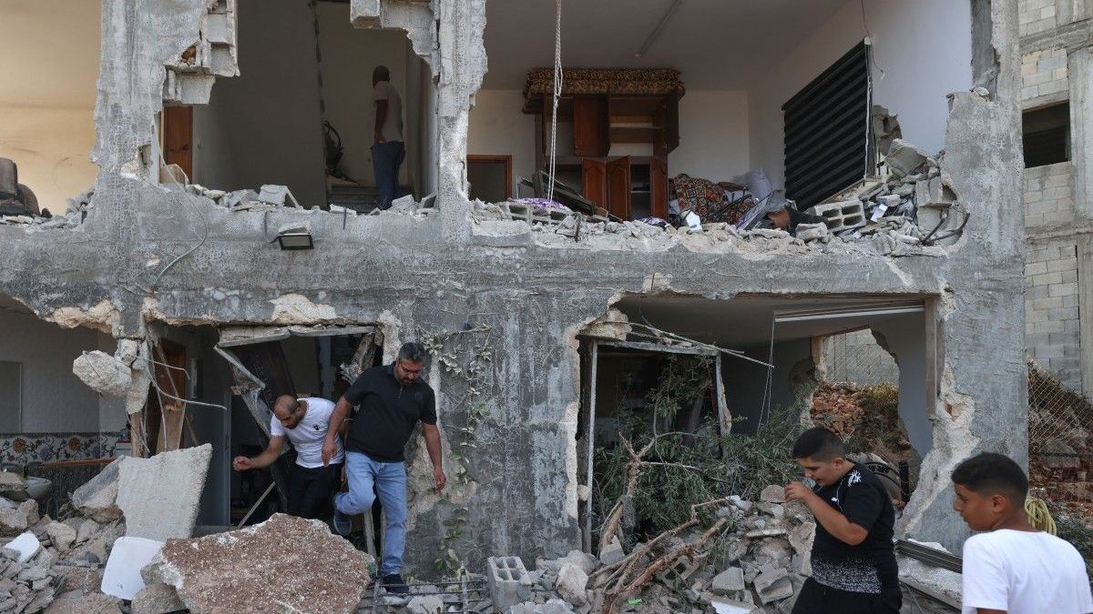 Palestinos inspeccionan una casa familiar destruida por el ejército israelí tras una operación militar, luego de que un palestino se atrincherara dentro de la vivienda en la aldea de Aqraba, en la Cisjordania ocupada por Israel