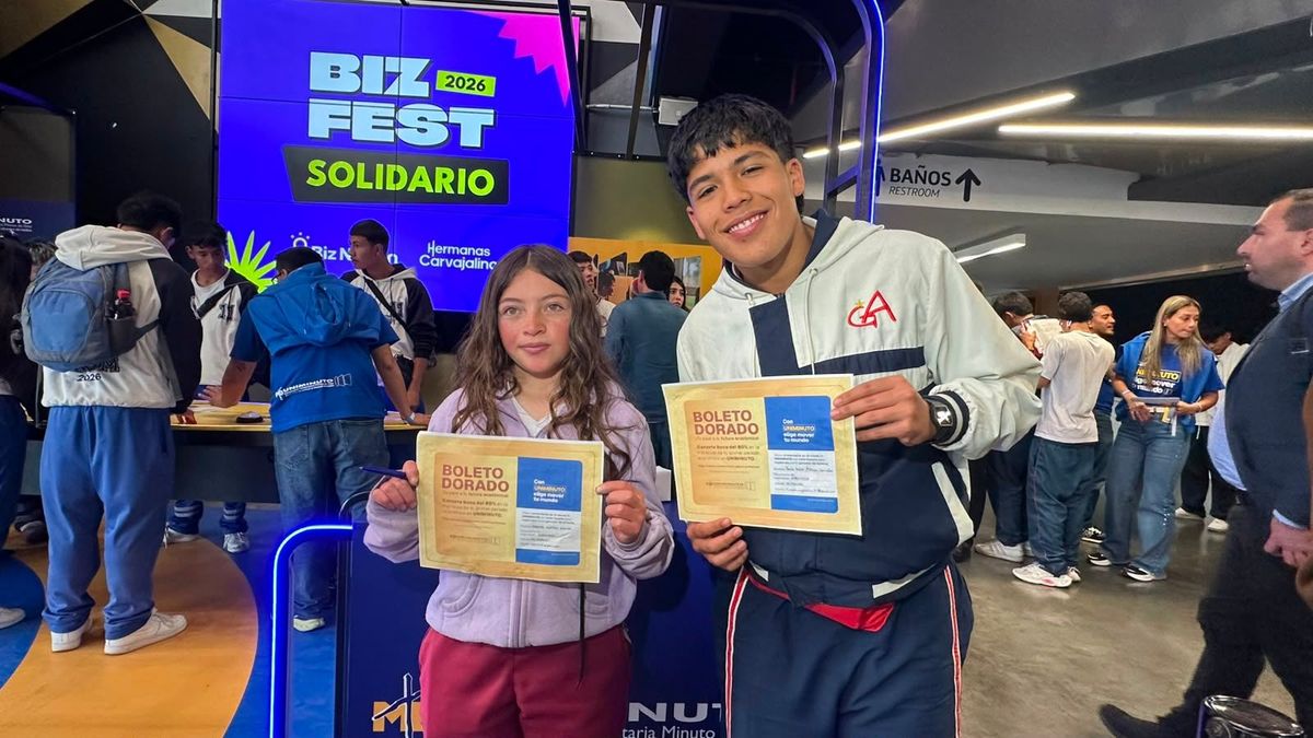 Jóvenes ganadores de beca para estudiar en Uniminuto