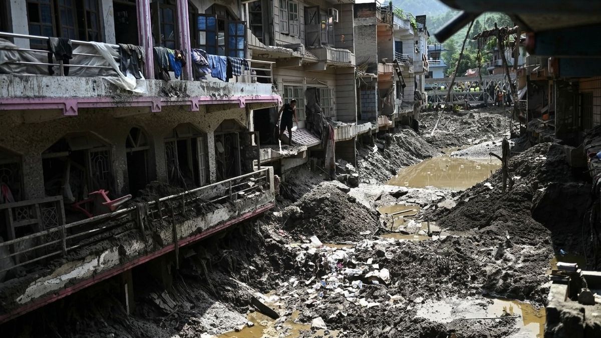 Calle de una ciudad de Nepal tras la riada