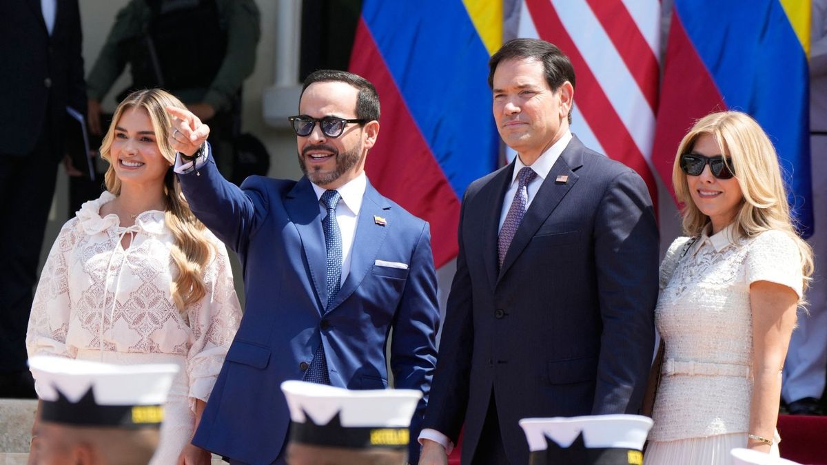 El secretario de Estado de EE. UU., Marco Rubio (segundo por la derecha), y su esposa, Jeanette Dousdebes, fueron recibidos por el presidente Abelardo de la Espriella y su esposa, Ana Lucía Pineda, a su llegada a Barranquilla.