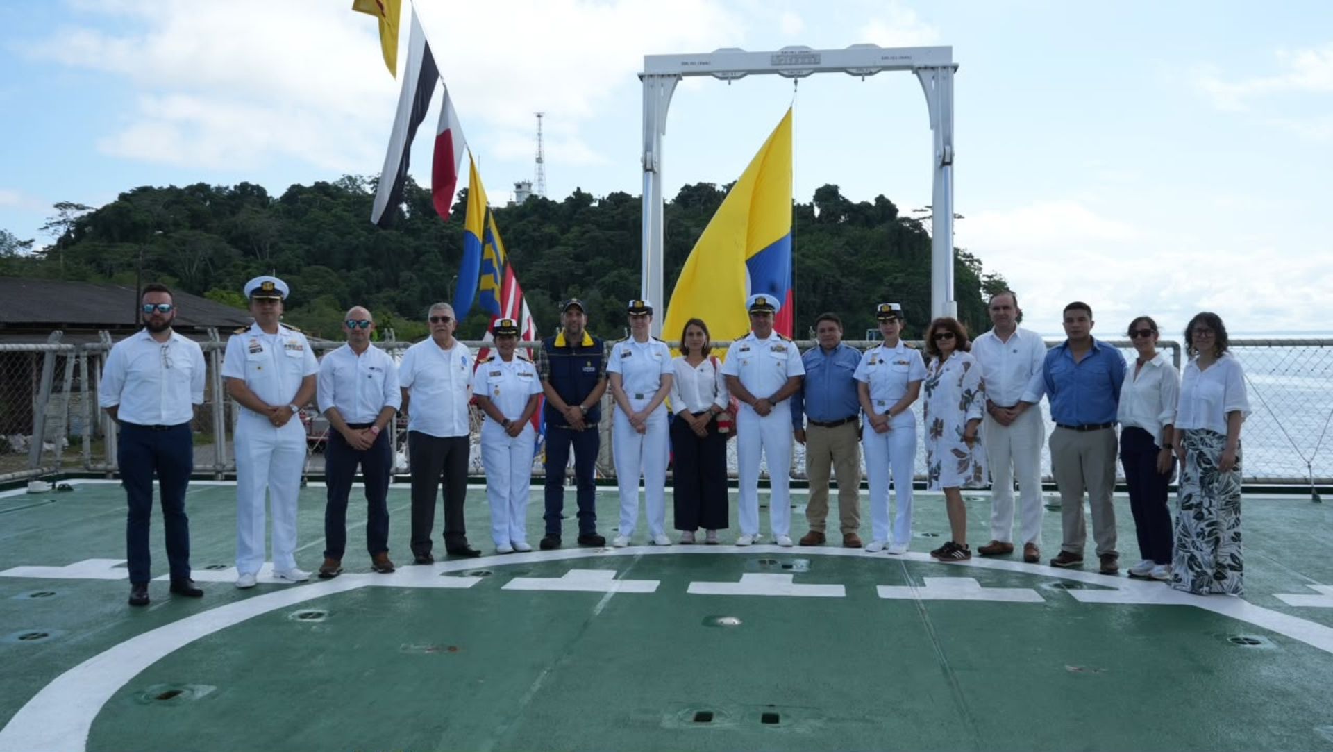 Integrantes del equipo investigador en el buque ARC Simón Bolívar