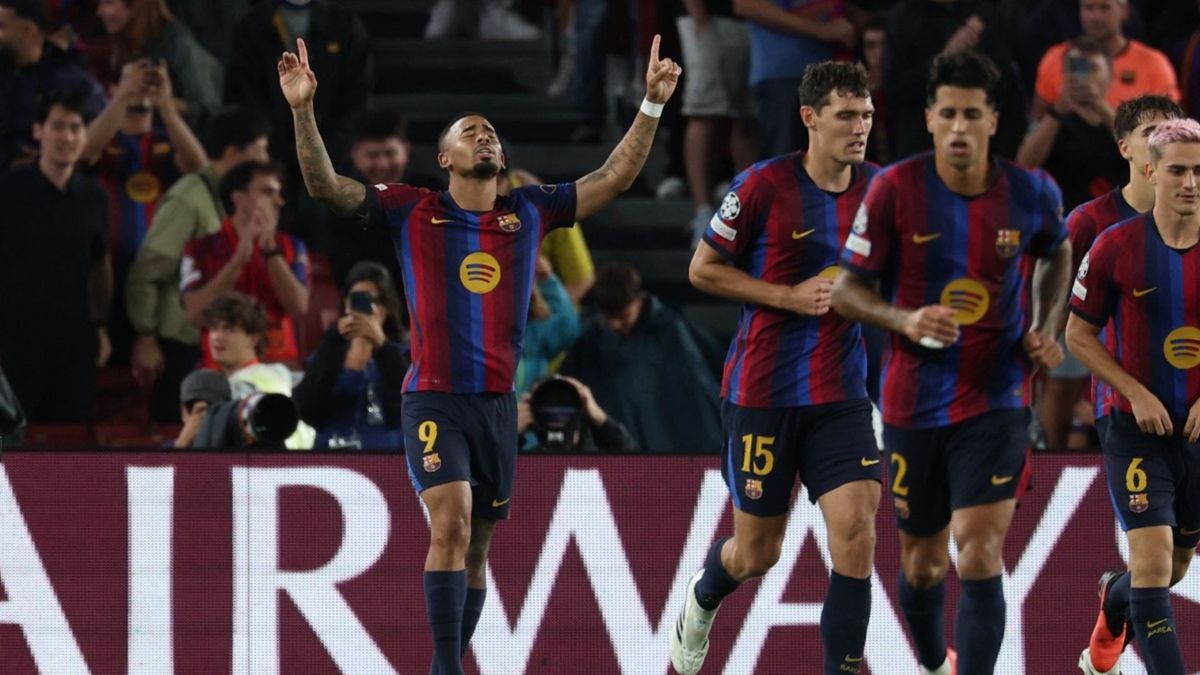 Raphinha celebra la goleada de Barcelona ante Feyenoord en la Champions