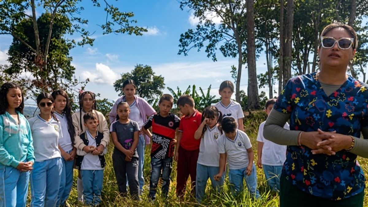 Una docente y sus estudiantes piden apoyo del presidente para reconstruir su escuela afectada por el terremoto