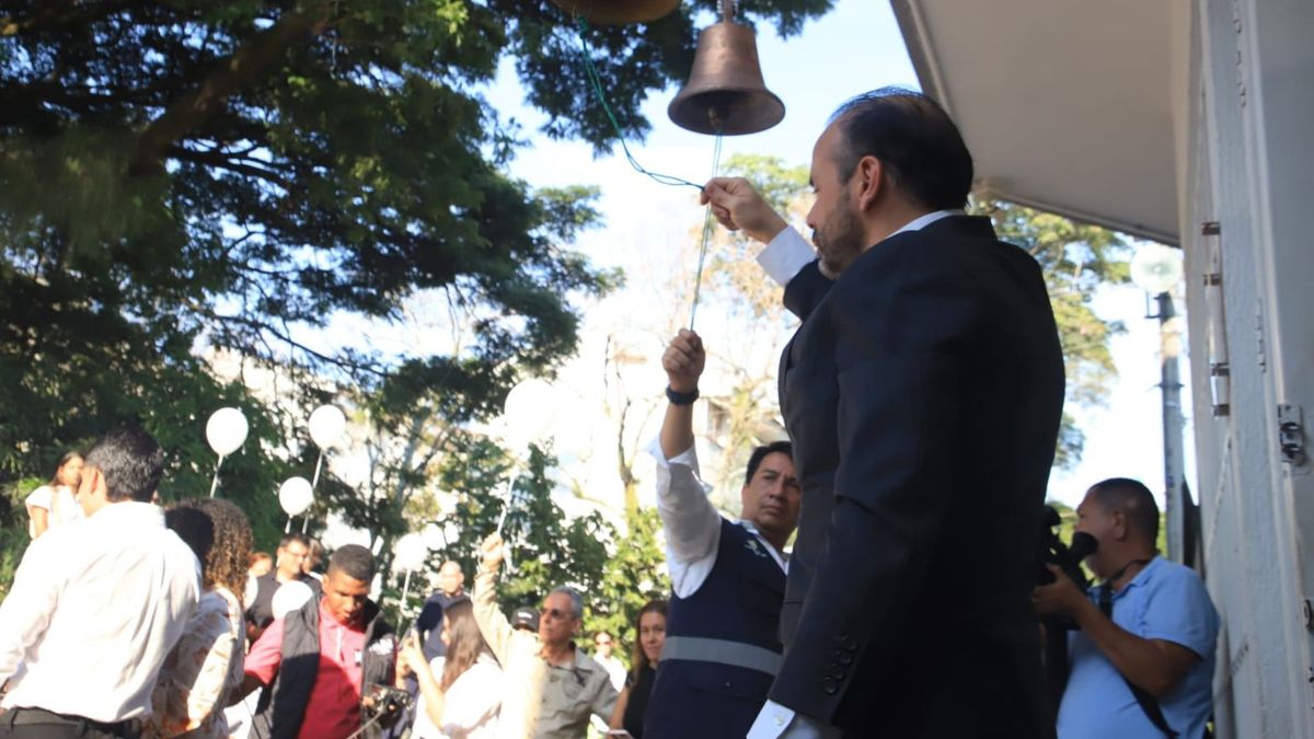 El alcalde de Cali realizó campanazos por las víctimas del terremoto.
