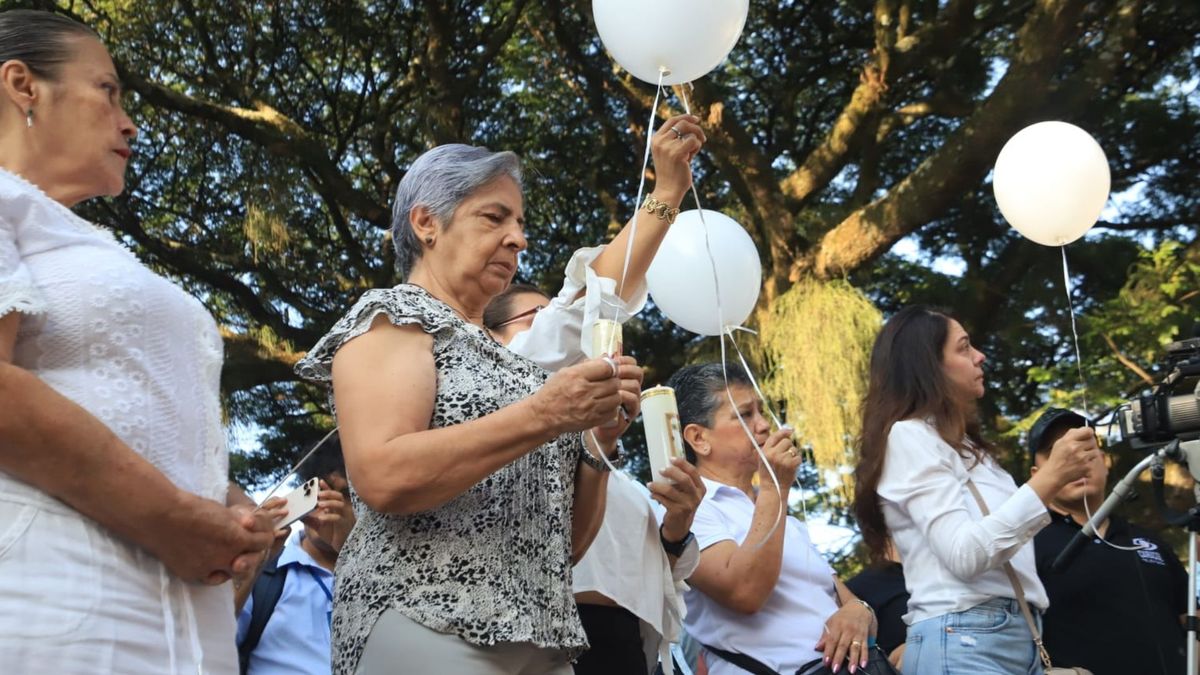 Con velas y globos recordaron a las victimas de la tragedia del 10 de agosto