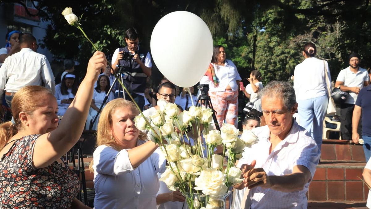 Por cada víctima se rindió homenaje con una rosa blanca.