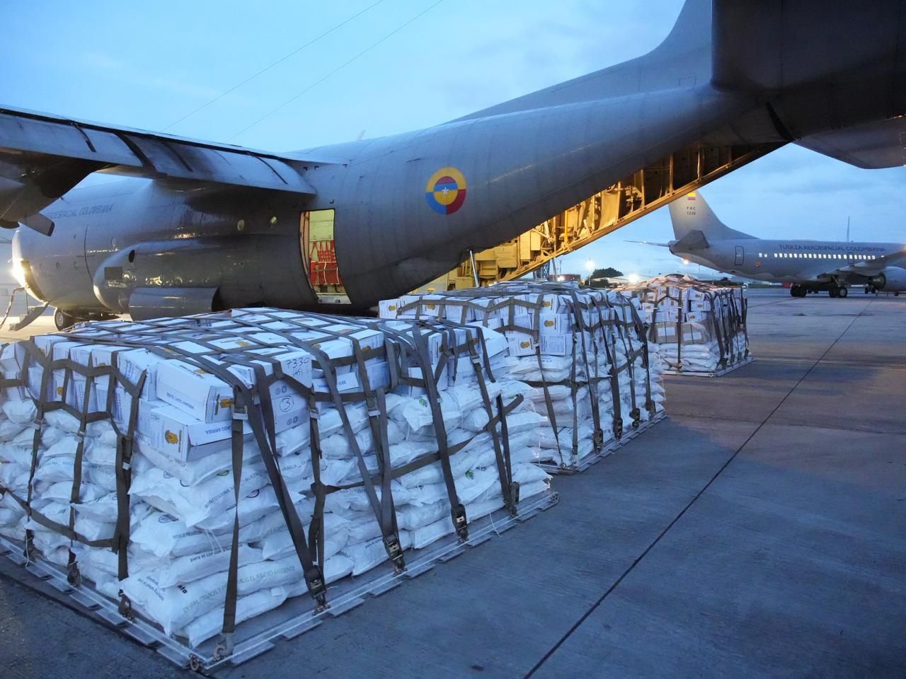 La Fuerza Aérea Colombiana desplegó aeronaves para transportar rescatistas, heridos y ayudas humanitarias a las zonas afectadas por el terremoto.