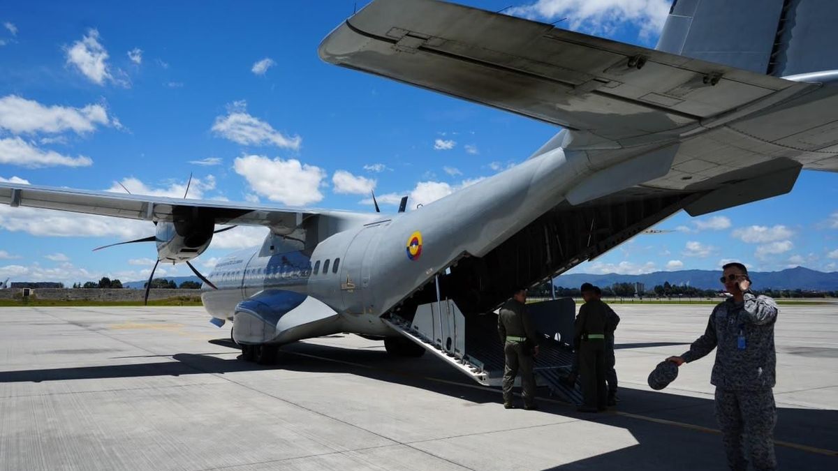 A bordo de aeronaves militares, pacientes críticos fueron trasladados desde las zonas afectadas