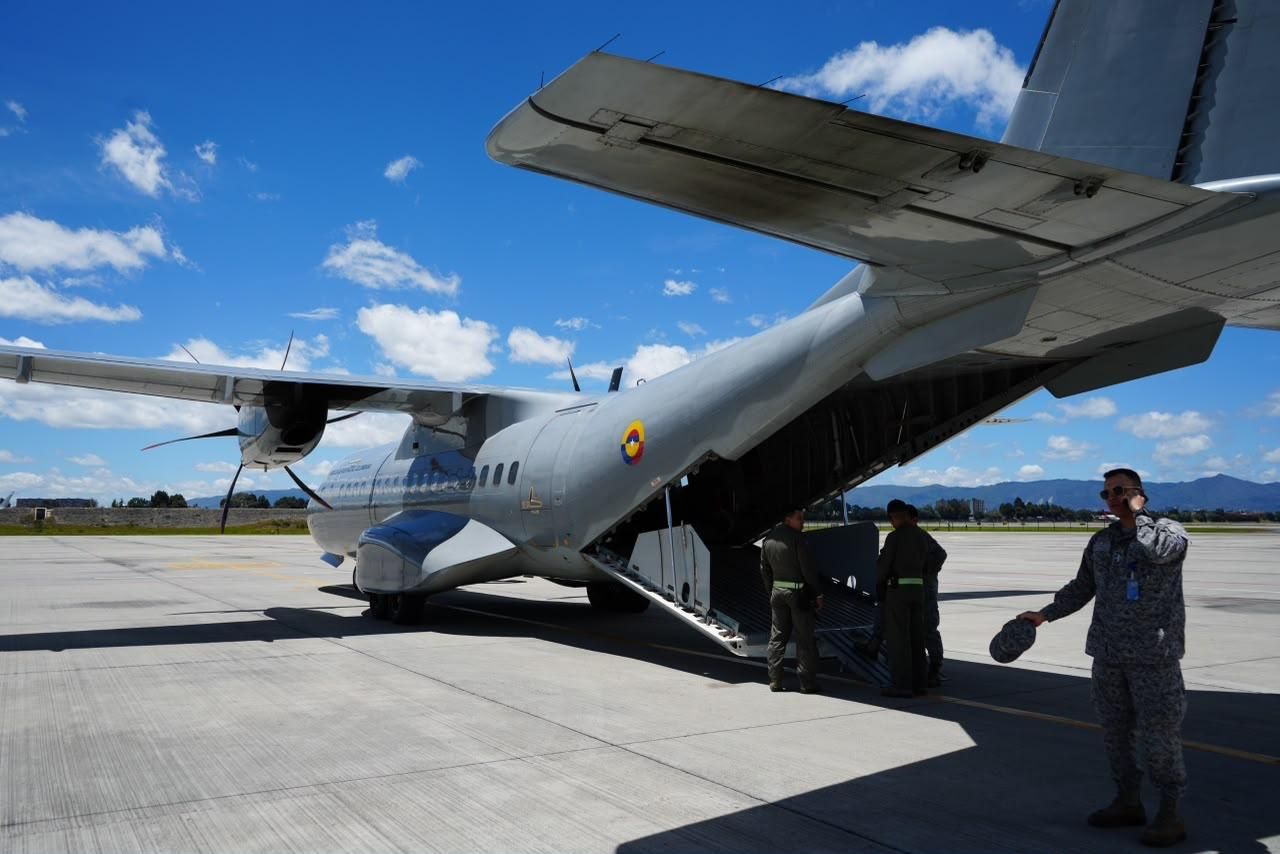 A bordo de aeronaves militares, pacientes críticos fueron trasladados desde las zonas afectadas