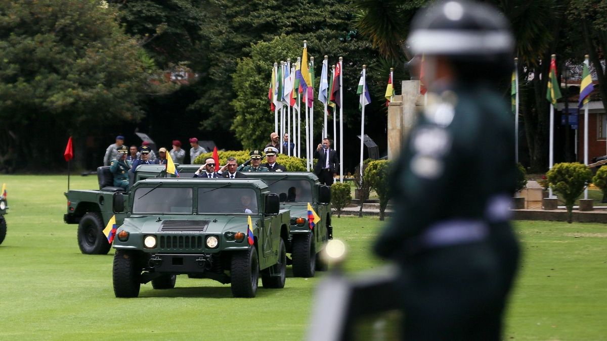 El gobierno de Abelardo de la Espriella y la cúpula militar no podrán ejecutar bombardeos en zonas donde haya información verificable sobre la presencia de menores reclutados forzosamente, tras una orden judicial ratificada por una juez de tutela.