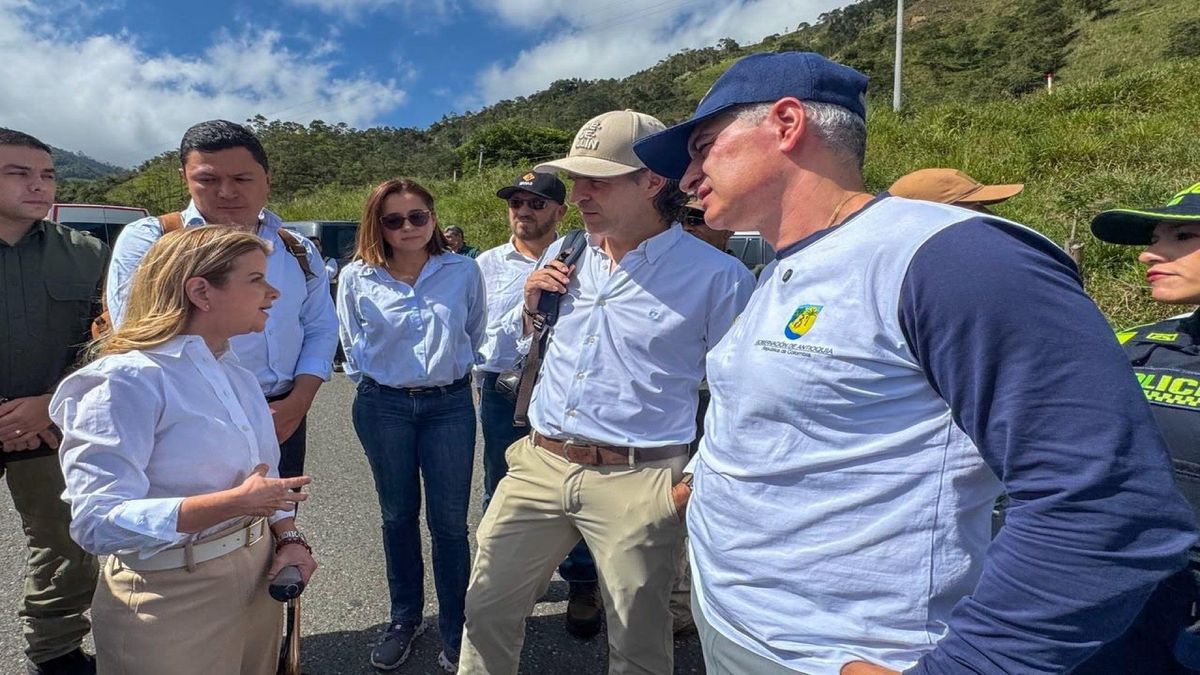 Gobernador de Antioquia con Elsa Noguera, Ministra de Transporte