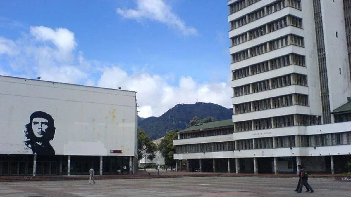 La jornada de movilizaciones no se concentró únicamente en la Universidad Nacional. Otro de los puntos de atención estuvo ubicado en los alrededores de la Universidad Distrital, sede Macarena.