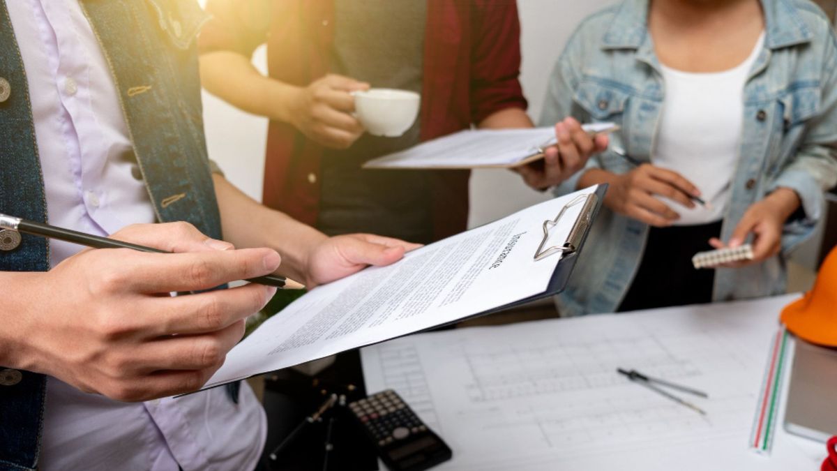 La dotación consiste en un par de zapatos y un vestido de labor, entregados de manera gratuita por el empleador a los trabajadores.