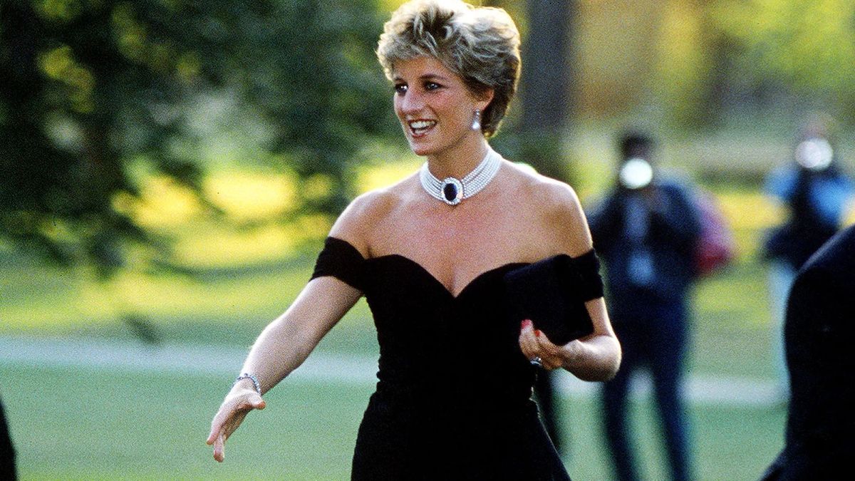 El vestido negro que la princesa Diana utilizó en una de las noches más recordadas de su matrimonio con Carlos volverá a una casa de subastas.