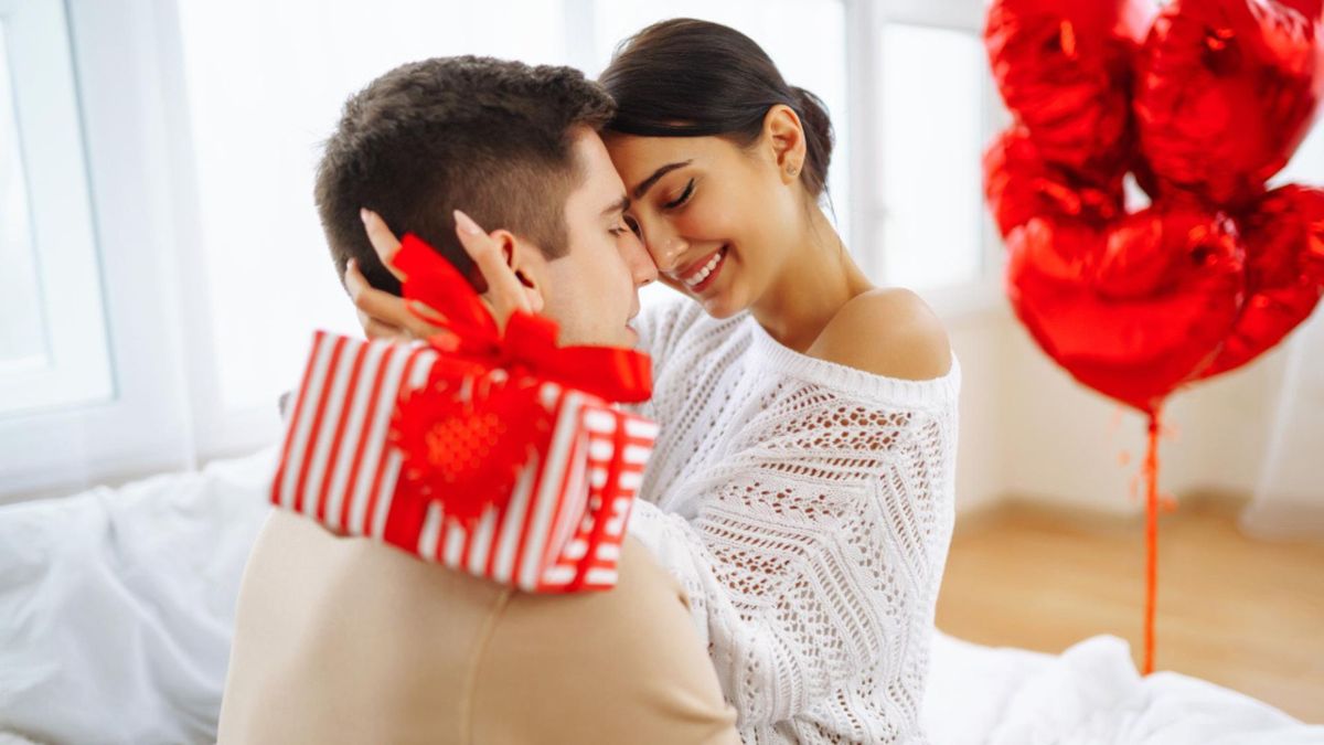 Entre las opciones están los libros, fotografías, cajas personalizadas, cartas, cenas para dos y detalles relacionados con los gustos de la pareja.