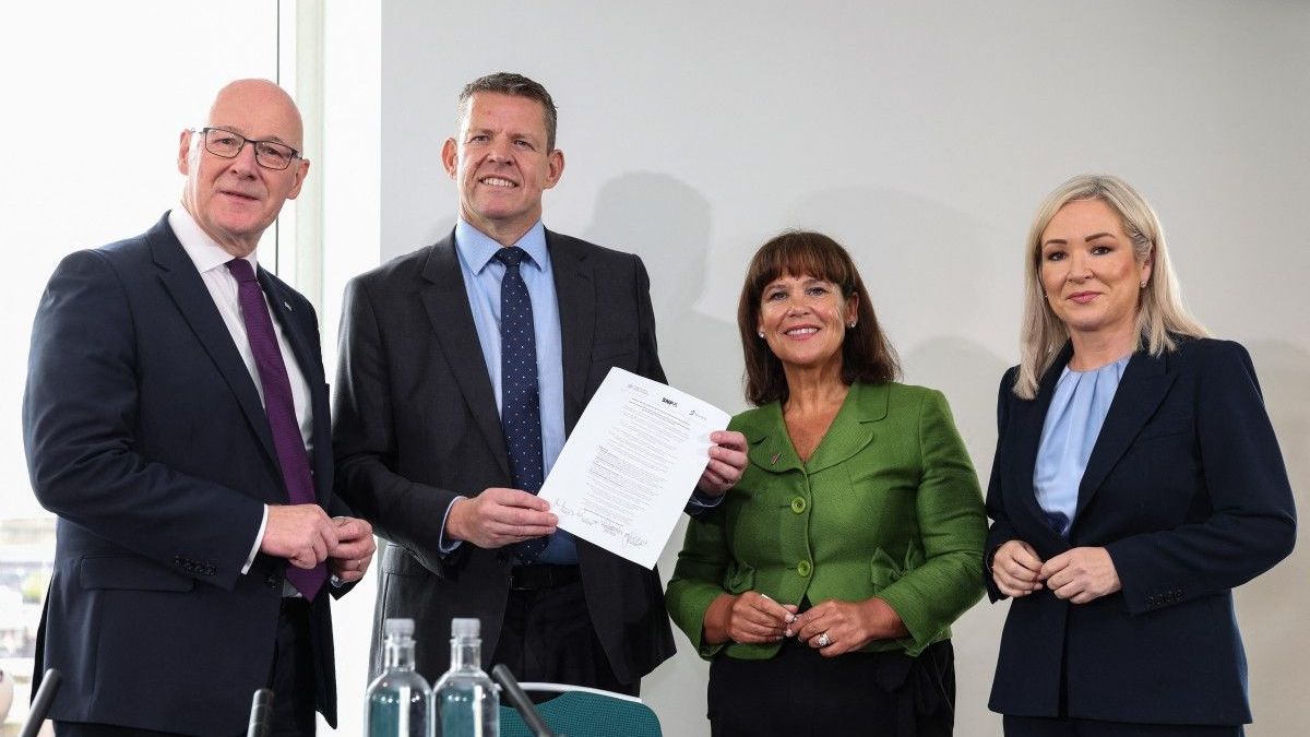 El líder del Partido Nacionalista Escocés (SNP), John Swinney, Rhun ap Iorwerth de Plaid Cymru en Gales, Mary Lou McDonald, presidenta de los Republicanos Irlandeses del Sinn Féin, y Michelle O'Neill, vicepresidenta de los Republicanos Irlandeses del Sinn Féin, posan juntos con un memorando de entendimiento durante una reunión en Cardiff, Gales, el 14 de septiembre de 2026, para presionar por votaciones de autodeterminación en sus territorios.