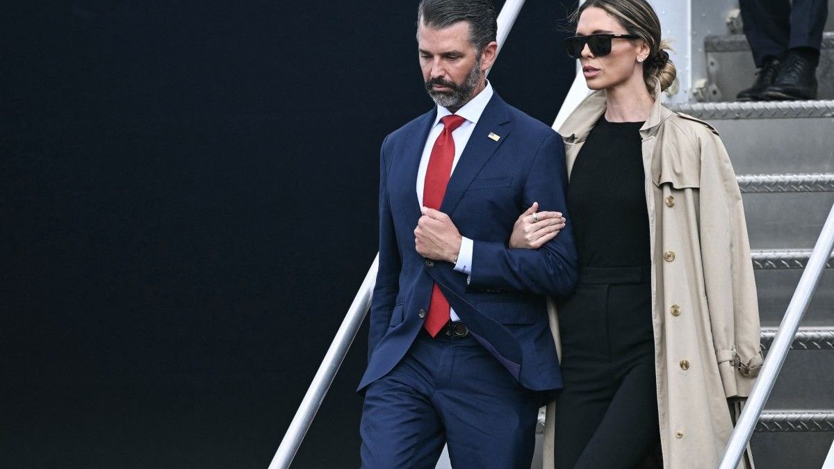 Donald Trump Jr. y su esposa Bettina (derecha) descienden del Air Force One a su llegada al aeropuerto de Shannon, en el oeste de Irlanda