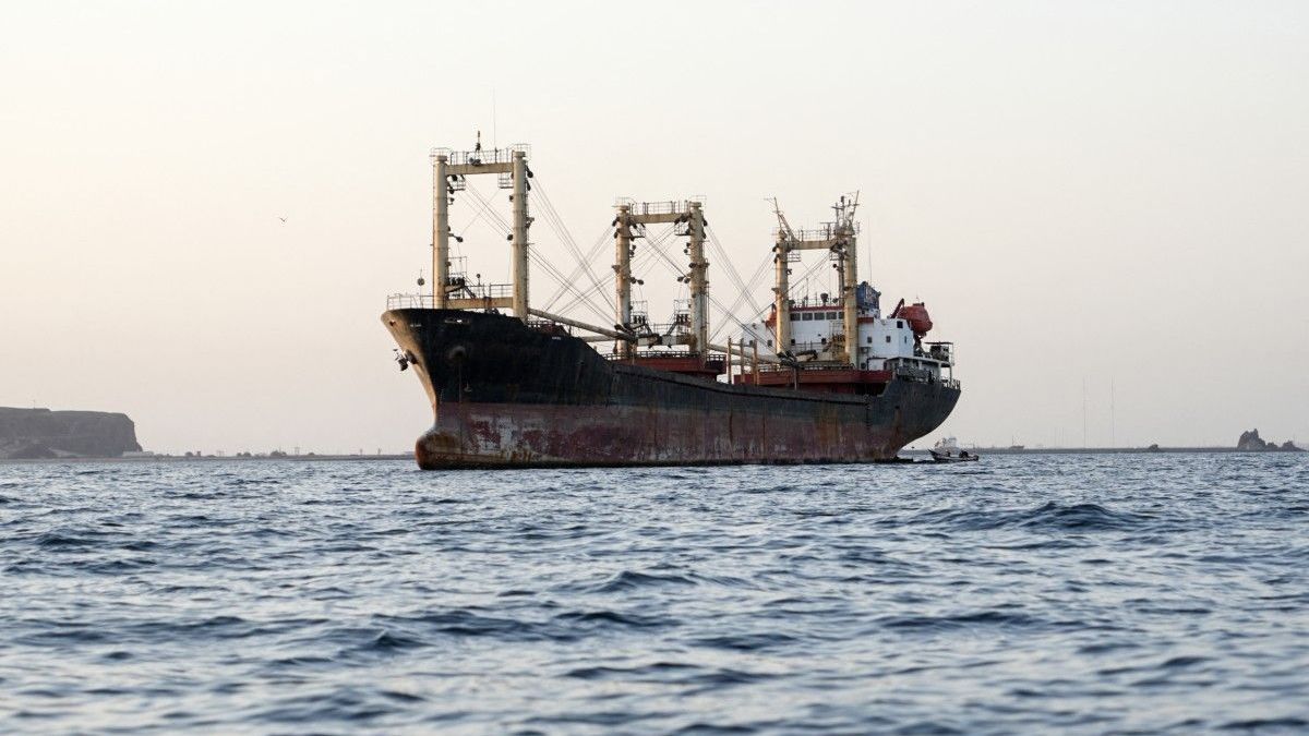 Un buque mercante se encuentra anclado frente a la costa de Yemen, en Bab al-Mandeb, en el estrecho que conecta el Mar Rojo con el Golfo de Adén y el Océano Índico