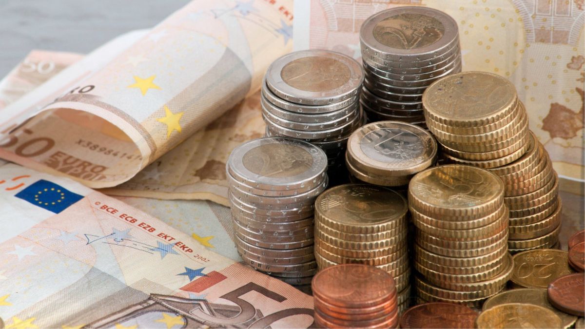 Antes de cambiar euros, se recomienda comparar las tasas de cambio entre distintos establecimientos y consultar los requisitos.