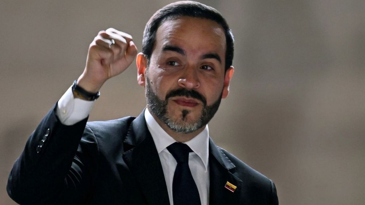 El mandatario aumentó su favorabilidad mínimamente luego de un mes en el poder.