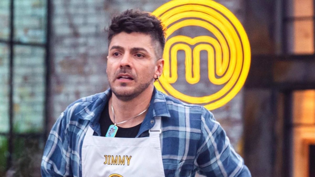 Jimmy Vásquez permanece fuera de MasterChef Celebrity tras sufrir quemaduras durante una prueba de cocina.