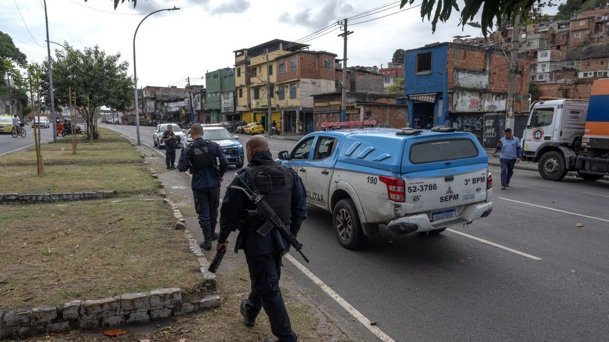 Agentes de la policía brasileña llevan a cabo una operación contra la organización de narcotráfico Comando Vermelho