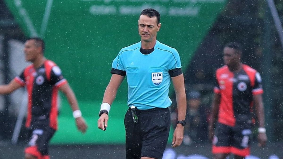 El árbitro tuvo una discusión con el entrenador de Palmeiras y lo expulsó.