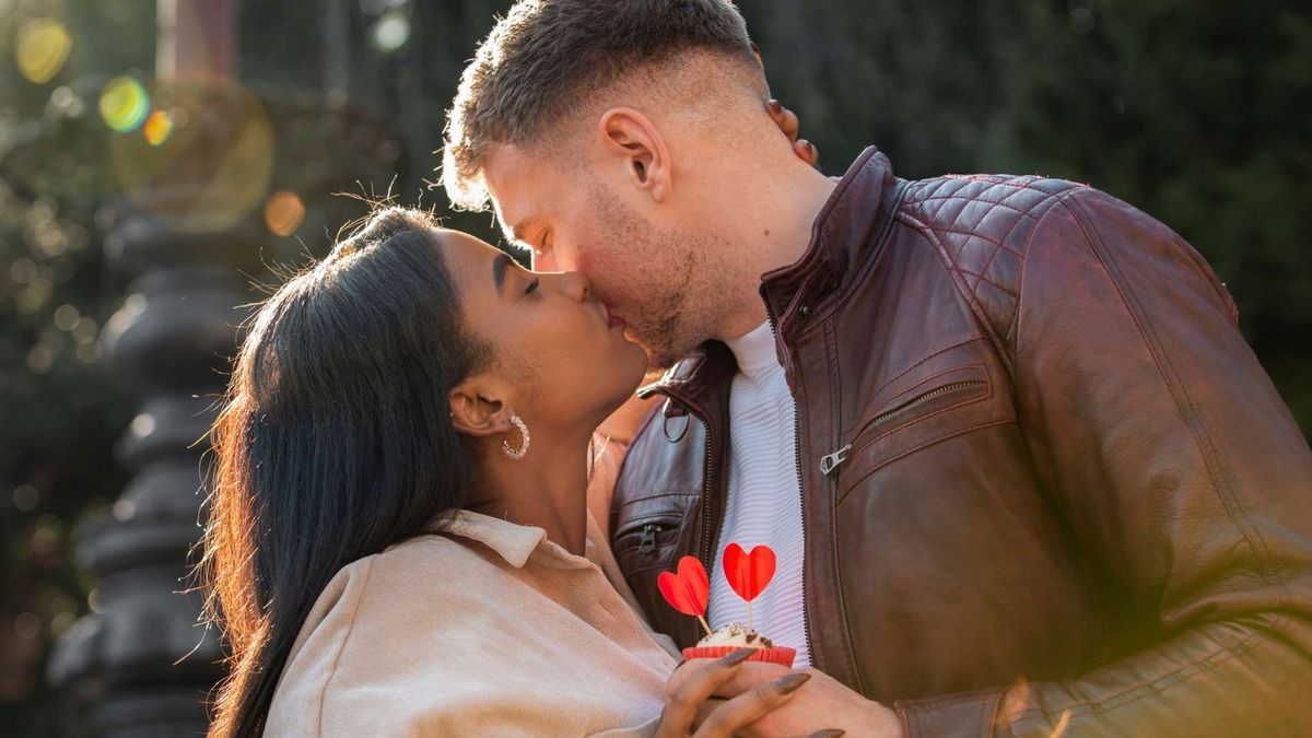 Colombia celebra el Día del Amor y la Amistad en septiembre, mientras otros países lo conmemoran el 14 de febrero.
