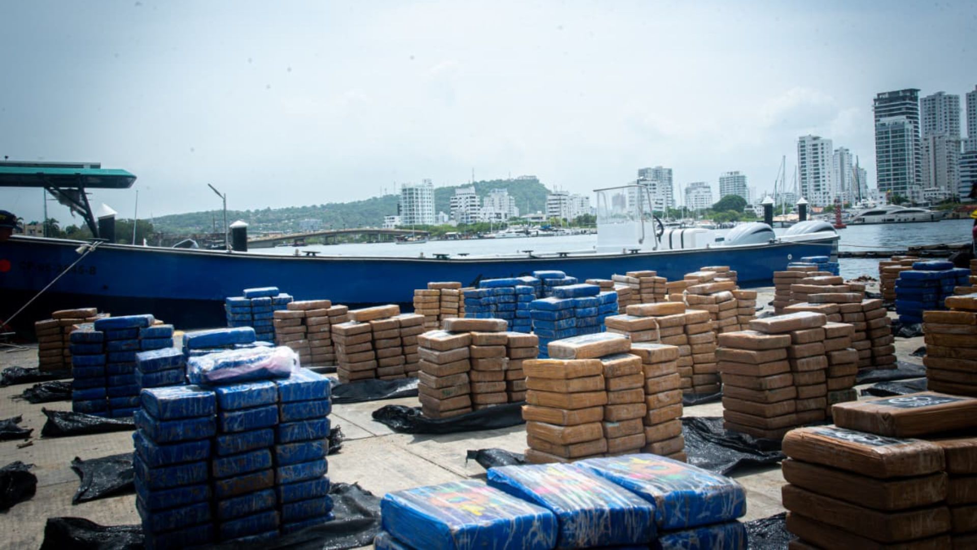 Bloques de cocaína incautados por la Armada durante una operación anterior contra el narcotráfico.