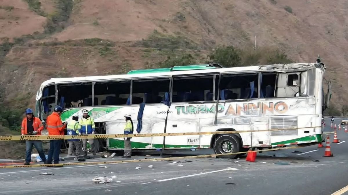 Bus siniestrado en un accidente en la vía Panamericana entre Pasto e Ipiales, Nariño