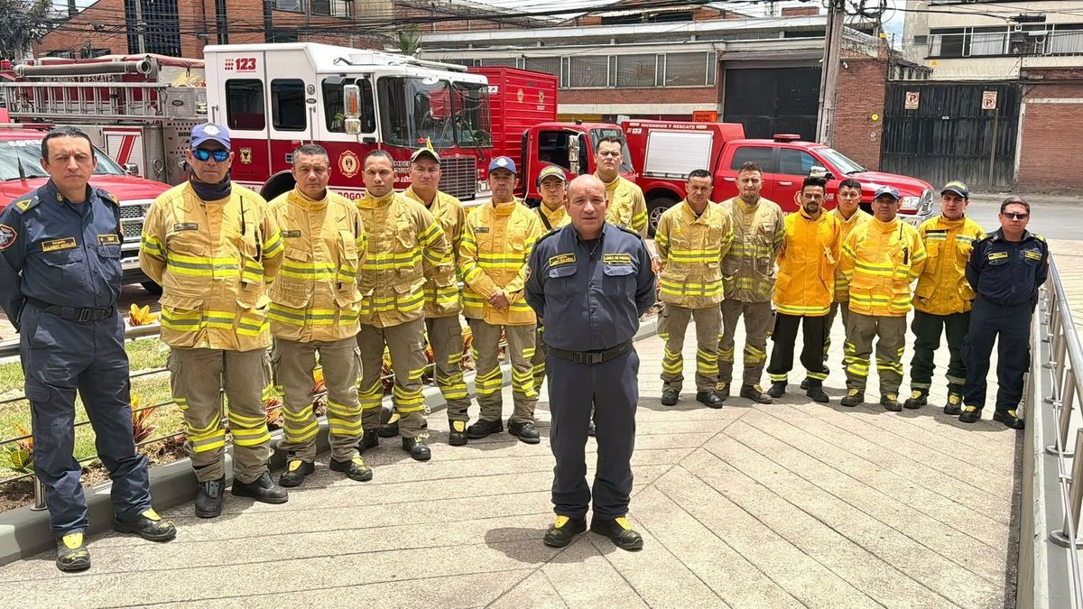 Cuerpo de bomberos de Cundinamarca que atienden el incendio de Villa de Leyva