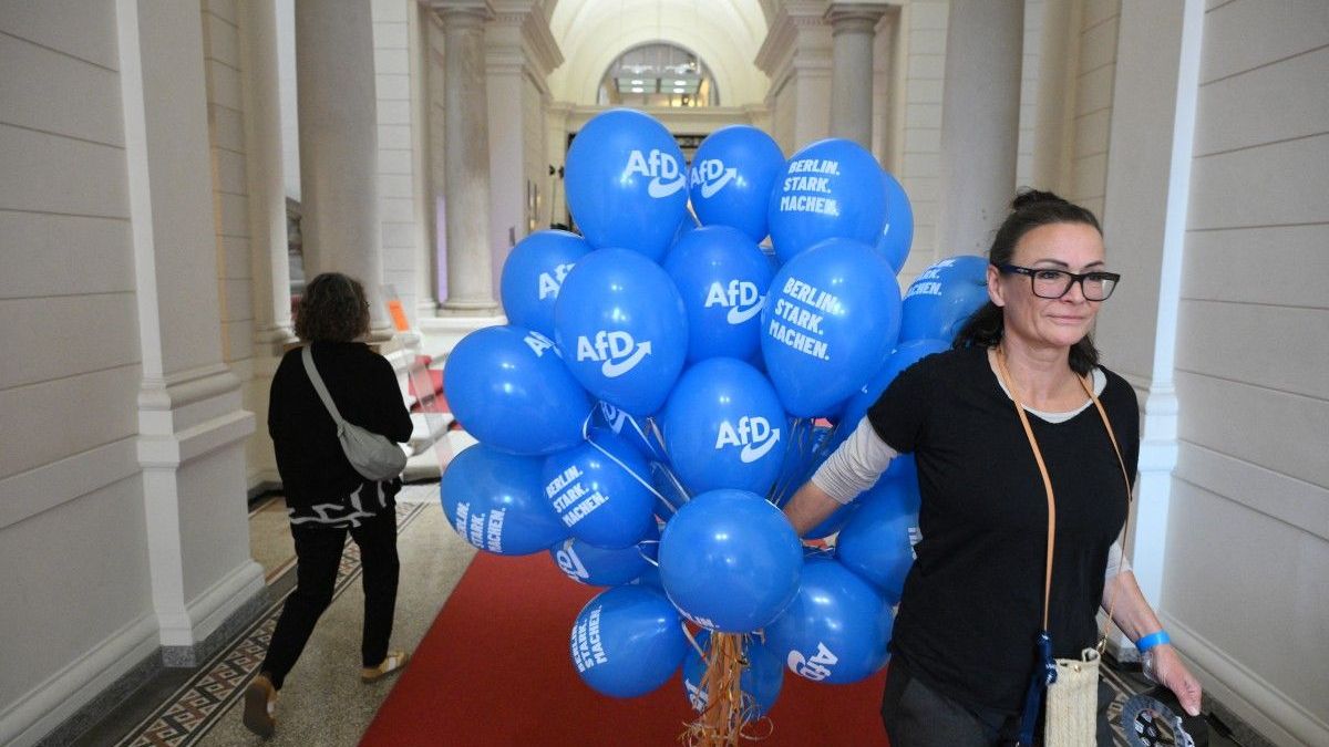 Una mujer sostiene globos del partido de extrema derecha alemán Alternativa para Alemania (AfD) para preparar la fiesta electoral en la Cámara de Representantes de Berlín durante las elecciones regionales en la capital alemana el 20 de septiembre de 2026