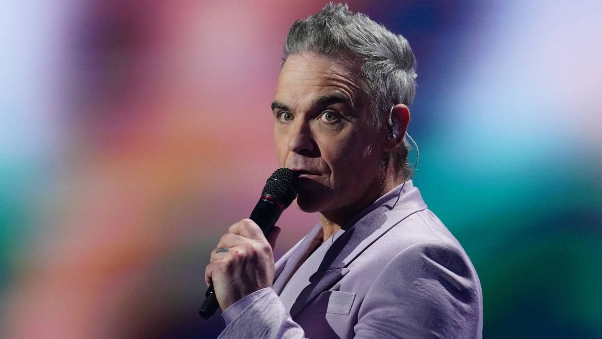 Robbie Williams interpretó ‘Wonderwall’ durante su primer concierto en Colombia, en el Movistar Arena de Bogotá.