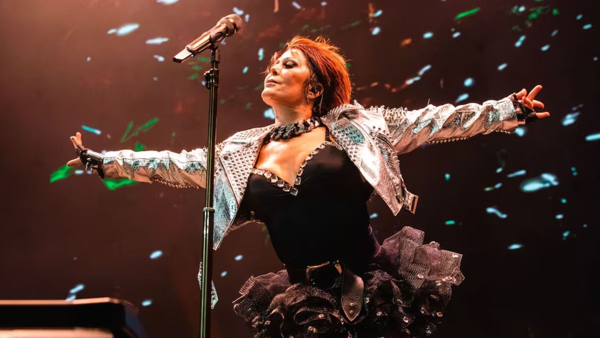 Alejandra Guzmán tuvo que suspender su presentación en el World Trade Center de Boca del Río, Veracruz, durante la noche del sábado 19 de septiembre, después de sufrir una lesión en la cadera.