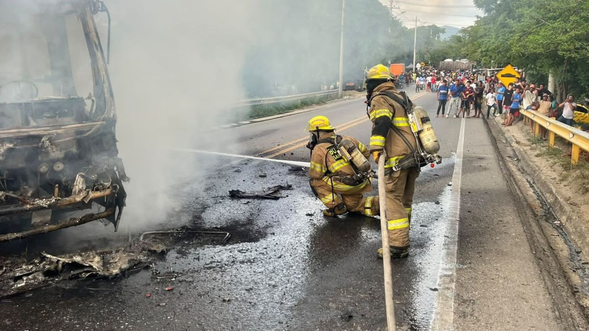 Bus quemado en la Troncal del Caribe
