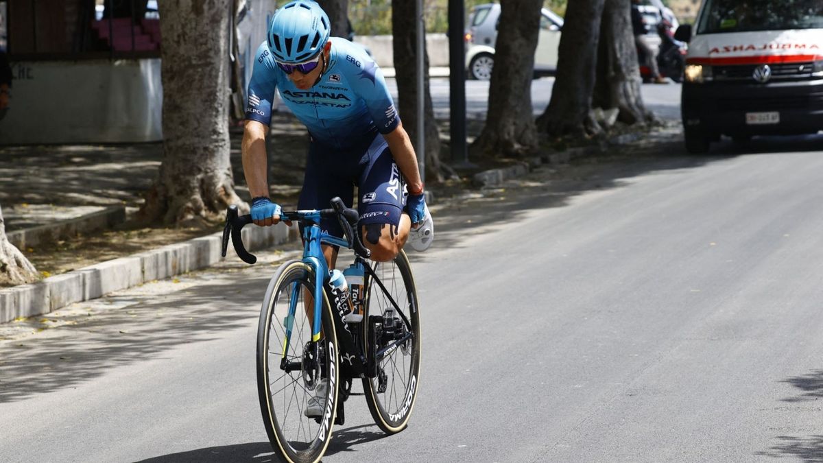 Miguel Ángel López (Astana Team), lesionado en el Giro de Italia 2022 donde usó sustancias dopantes