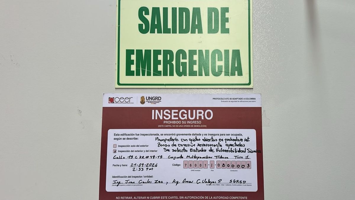 La Unidad de Gestión del Riesgo pegó stiker rojo en la unidad residencial