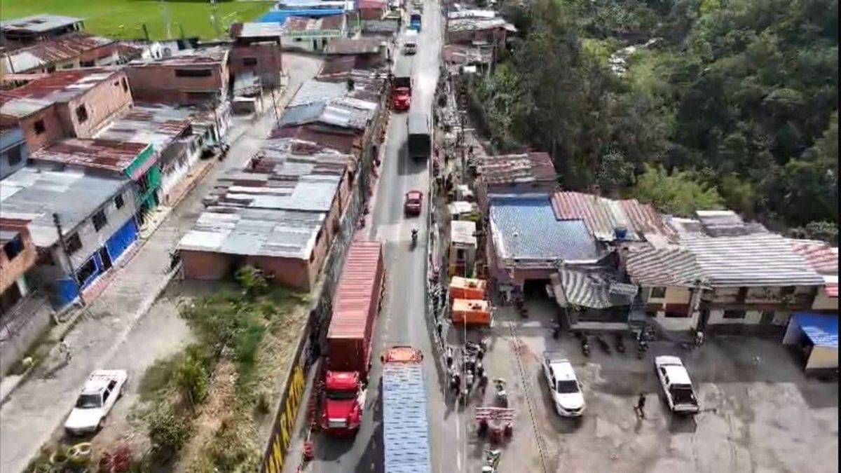 Paso por la vía a La Línea es indispensable para el transporte de carga en el país