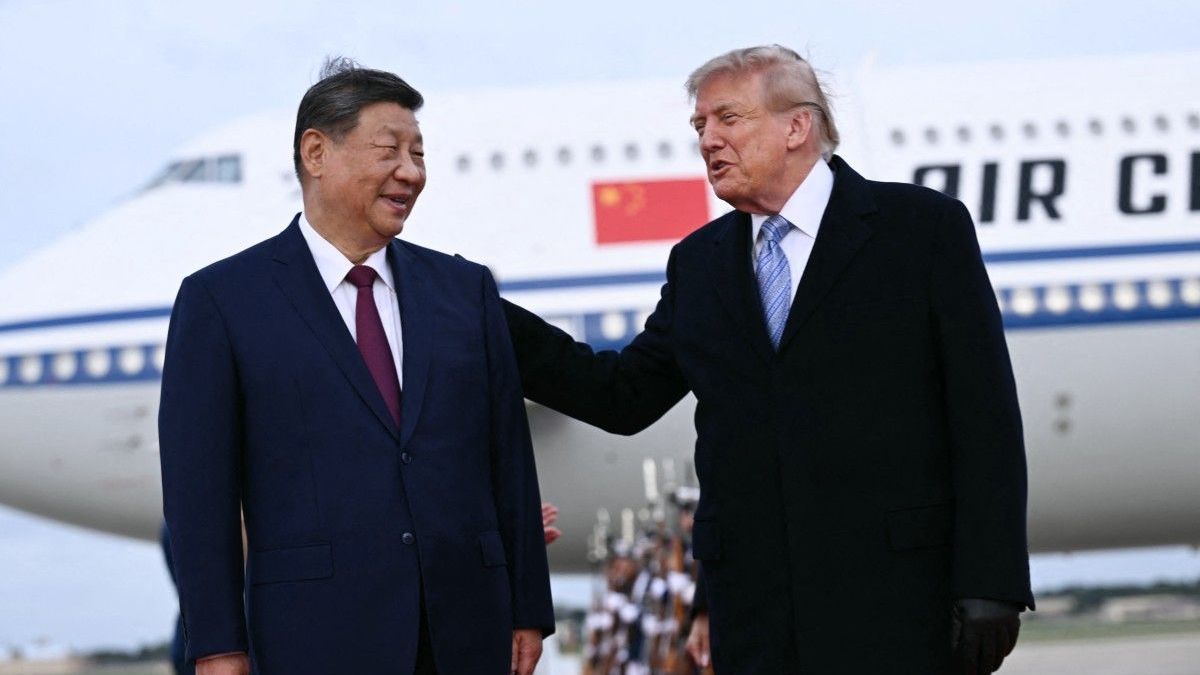 El presidente estadounidense Donald Trump saluda al presidente chino Xi Jinping