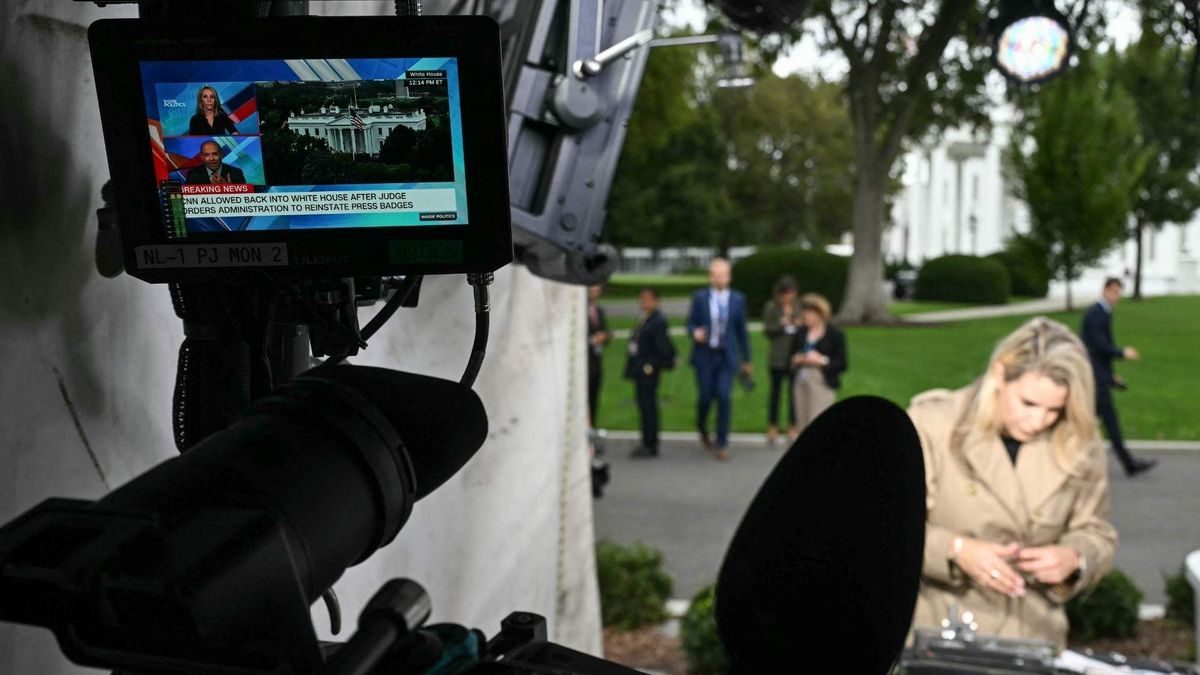 Periodistas de CNN, MS Now y Politico ingresaron nuevamente a la Casa Blanca tras la decisión del juez Timothy Kelly.