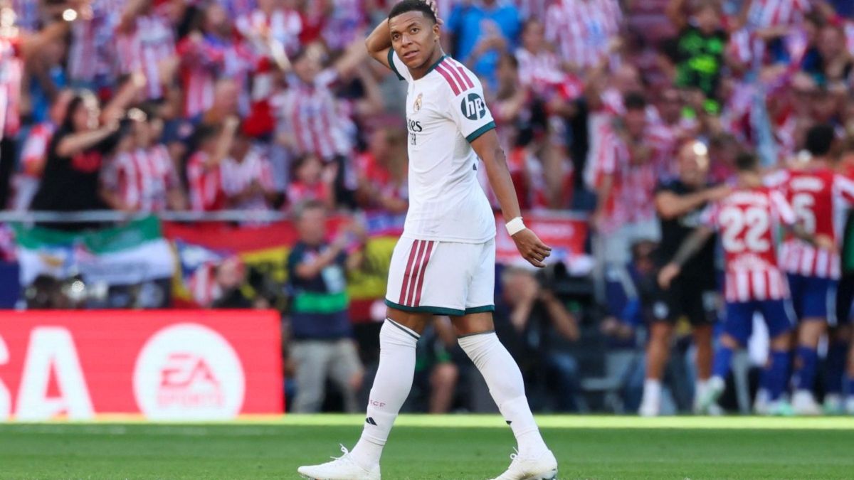 Kylian Mbappé, con sus guayos Nike ocultando el logo