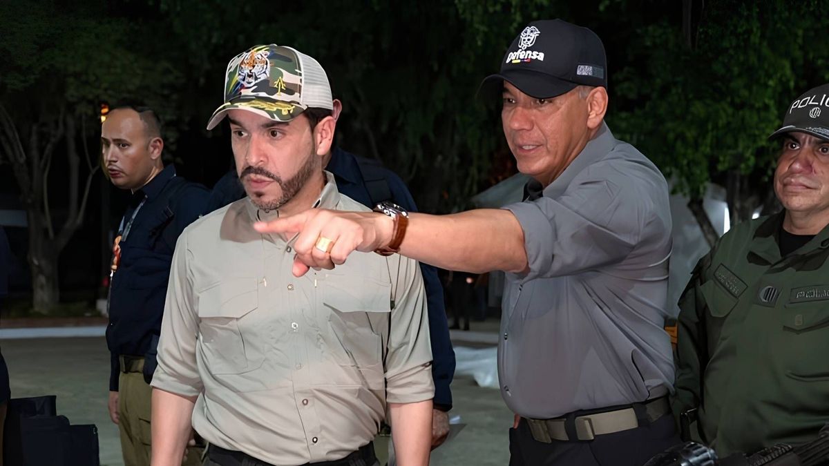 Abelardo de La Espriella recorrió sectores de Santa Marta con un arma al cinto y chaleco antibalas, según las imágenes difundidas.