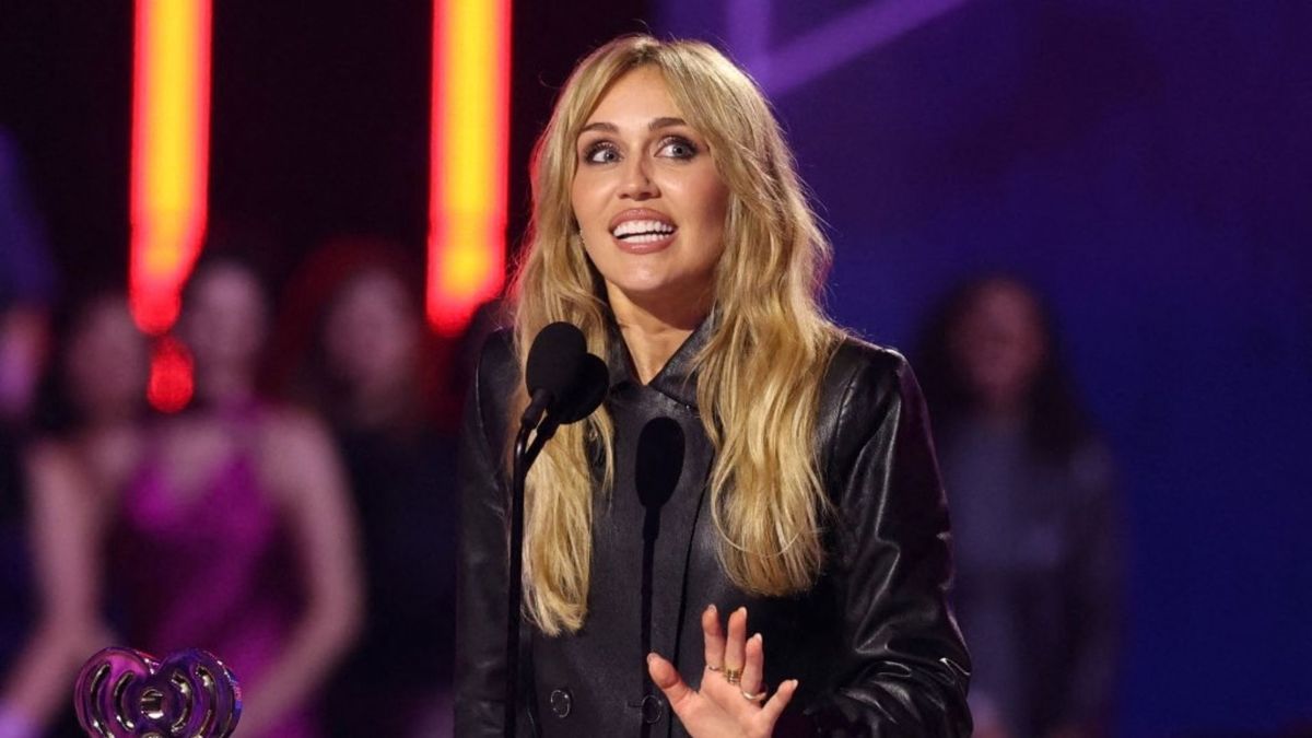 Miley Cyrus recordó una de sus últimas conversaciones con Dolly Parton.