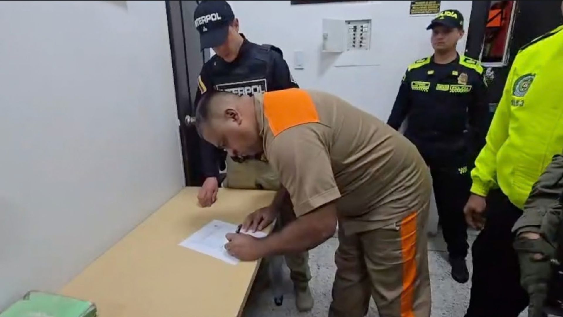 El delincuente firmó los documentos que le proporcionaron las autoridades.
