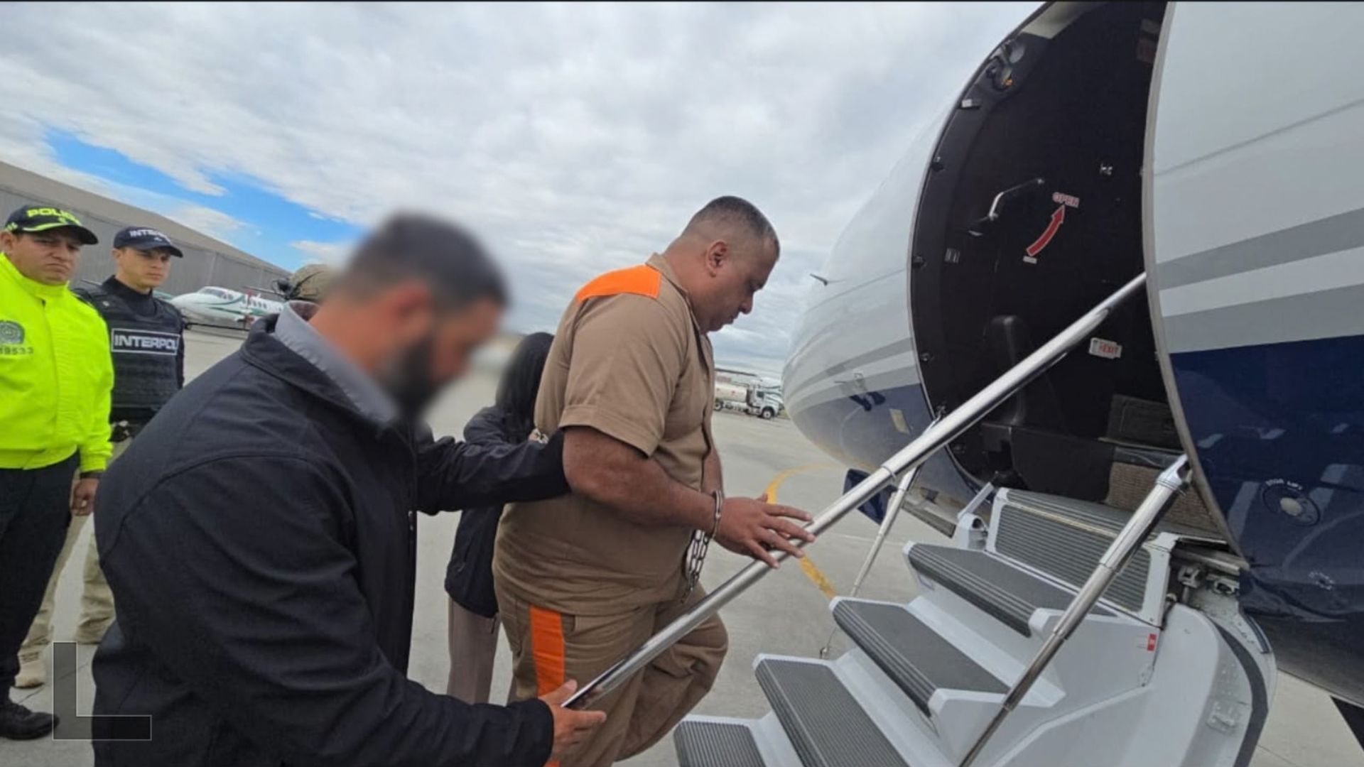 El delincuente firmó documentos antes de subir al avión.