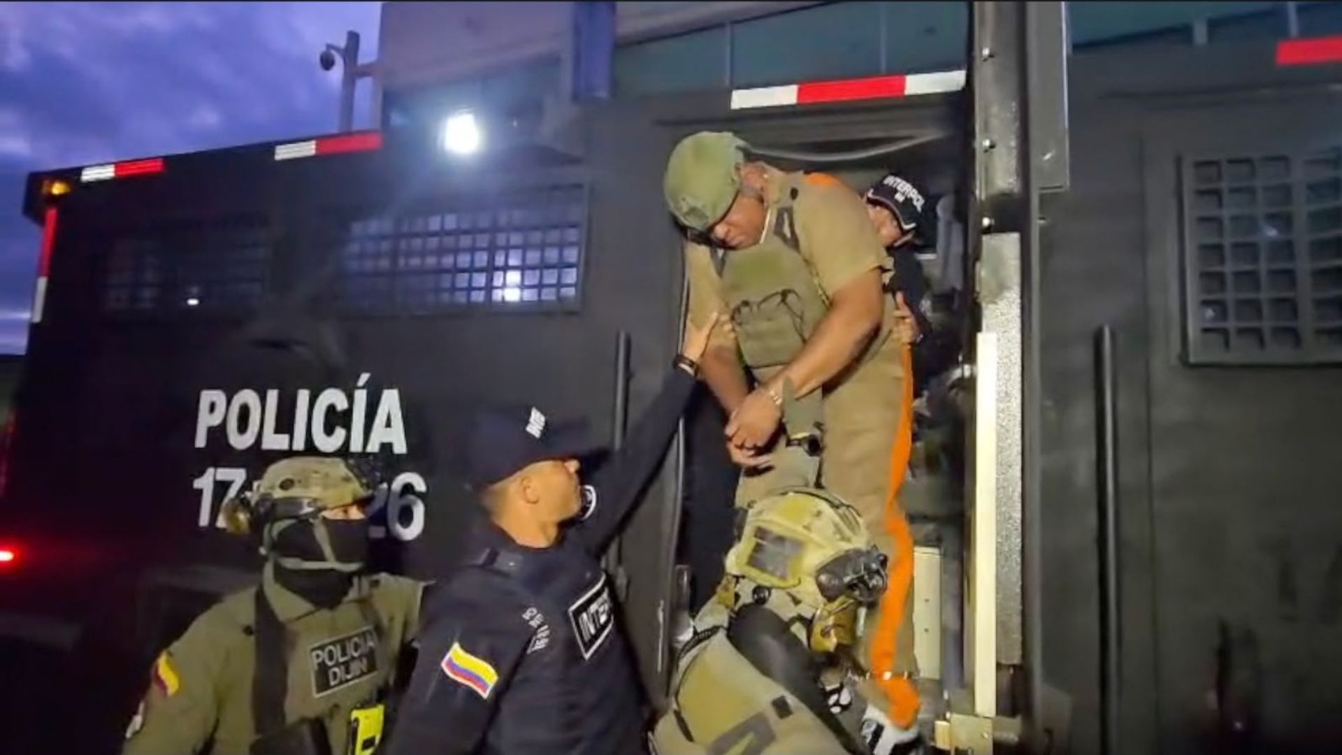 Giovanni Rojas es ayudado a bajar del vehículo de las autoridades en medio de su traslado a Catam.