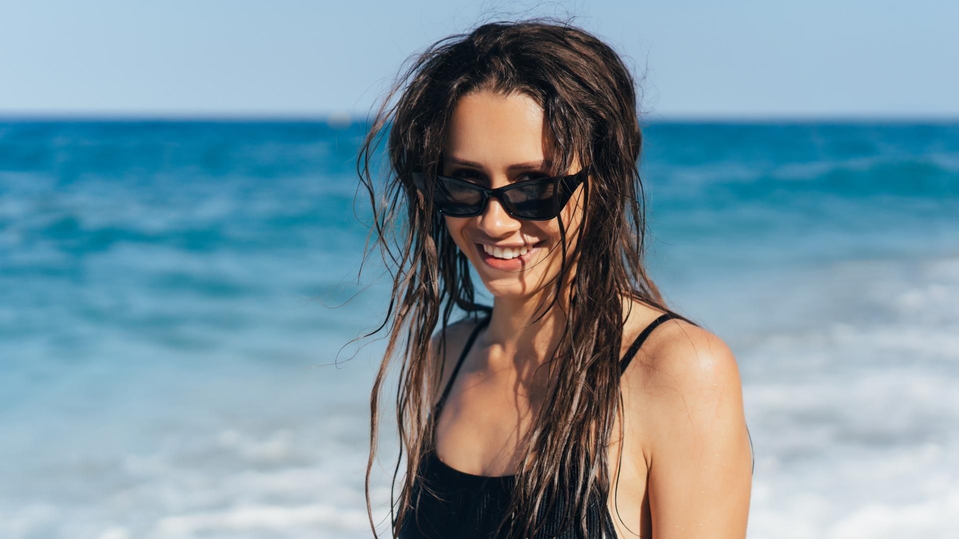 El cabello también puede verse afectado por el sol, la sal del mar y el cloro durante las vacaciones.
