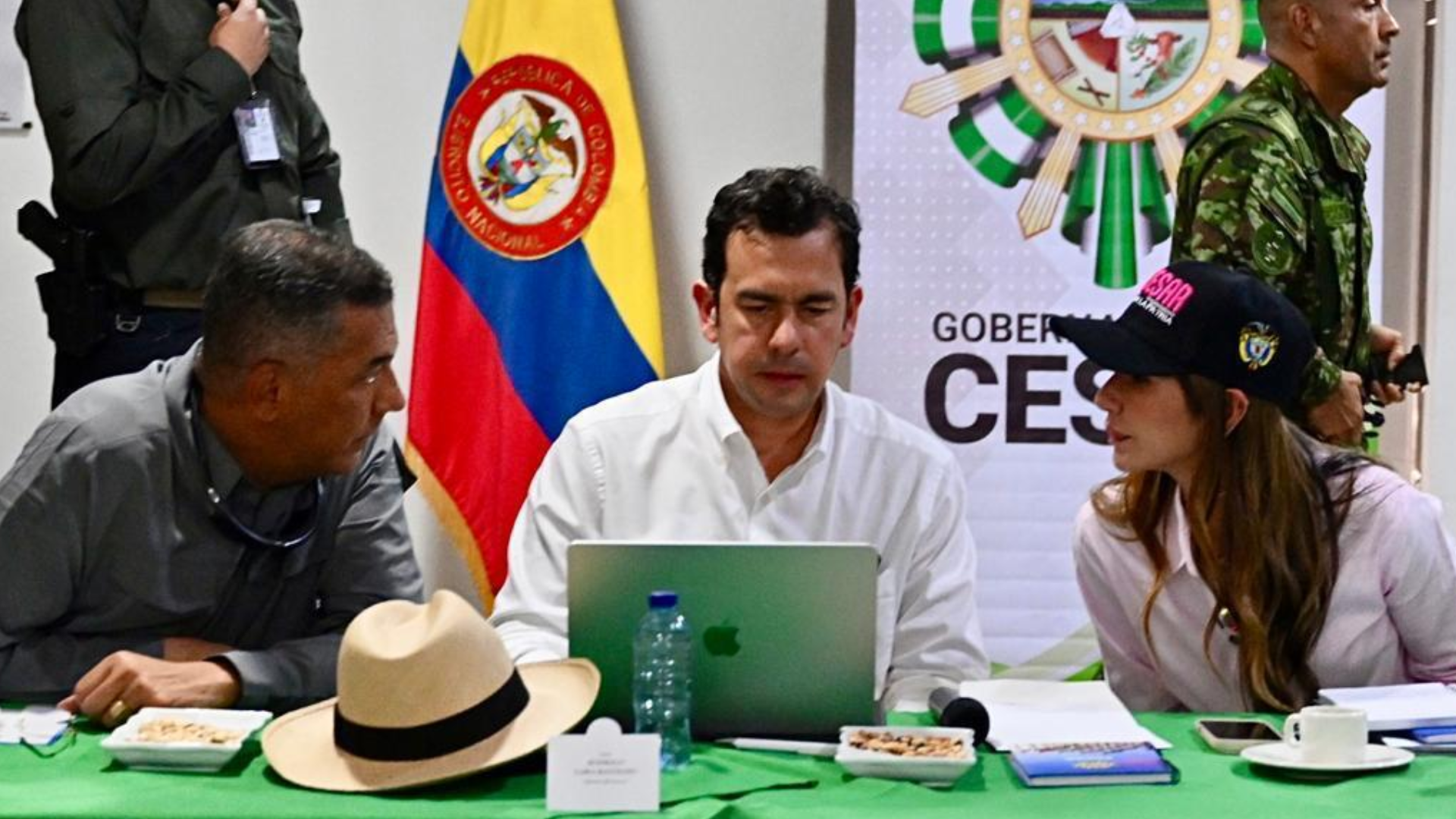 Ministros de Defensa, el general (r) Jorge Mora, y del Interior, Rodrigo Lara Restrepo.
