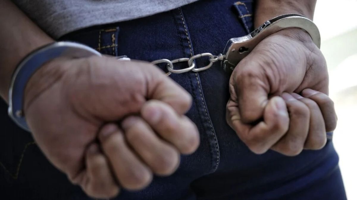 Hombre habría retenido durante días a su pareja adolescente y la habría amenazado con divulgar fotos