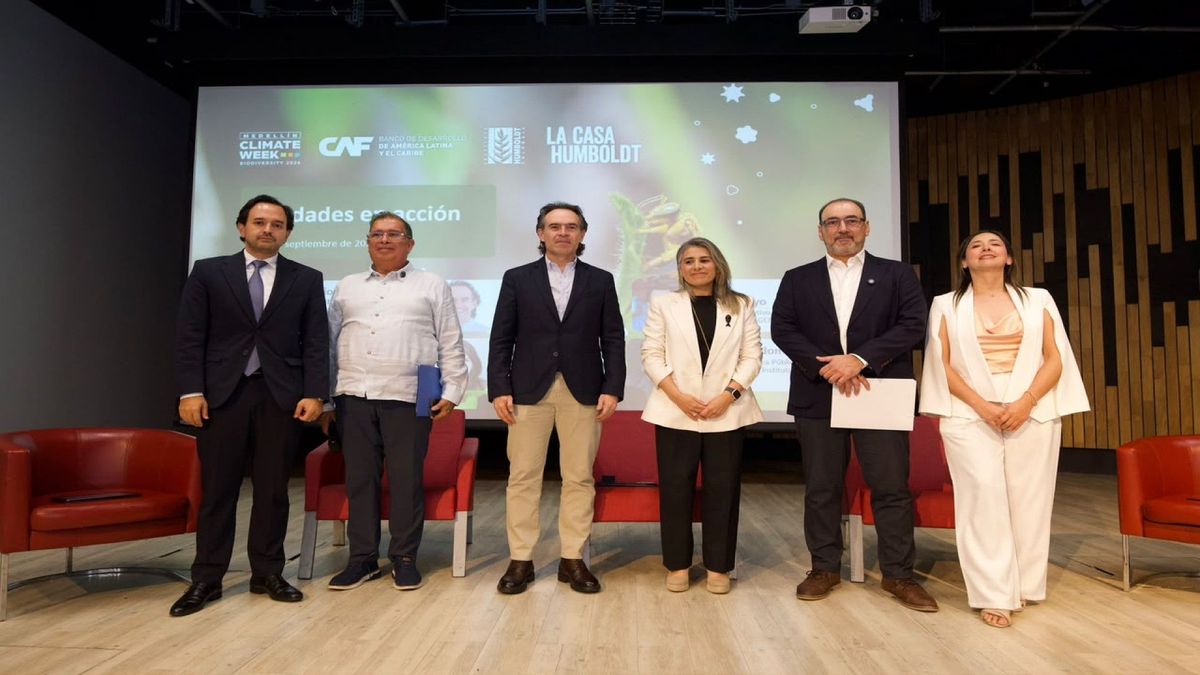 Federico Gutiérrez con algunos de los miembros de la CAF